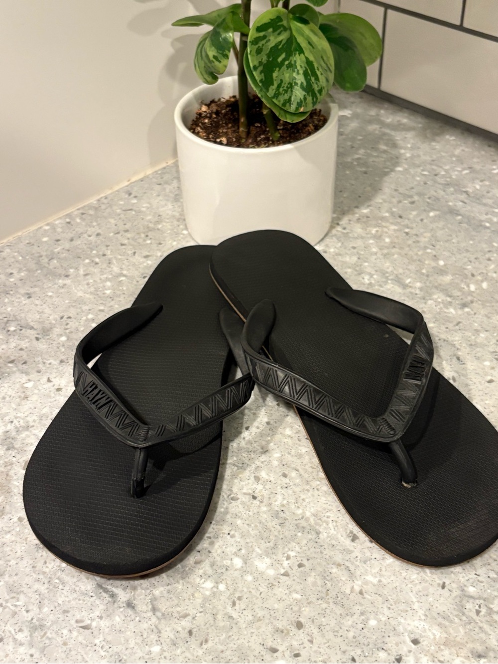 MEN'S HAYN CORE LAVA ROCK Black Textured Flip Flop Sandals